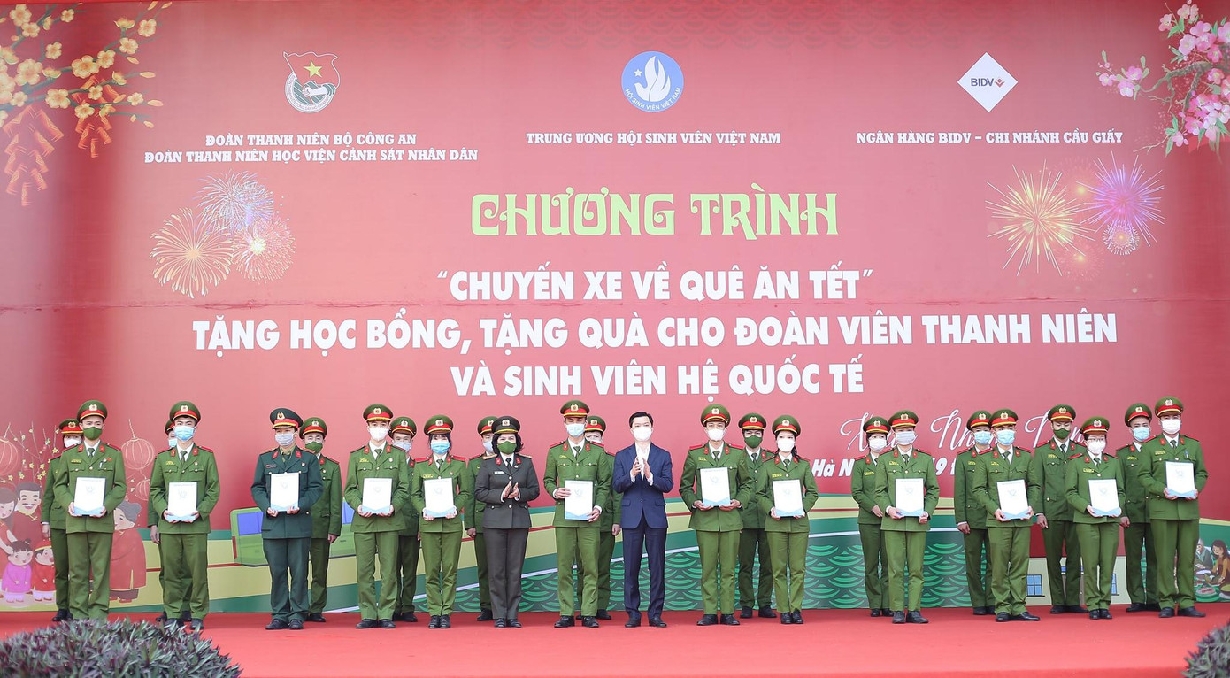 Anh Nguyễn Minh Triết, Bí thư T.Ư Đoàn, Chủ tịch T.Ư Hội Sinh viên Việt Nam tặng học bổng cho các sinh viên Học viện Cảnh sát nhân dân.