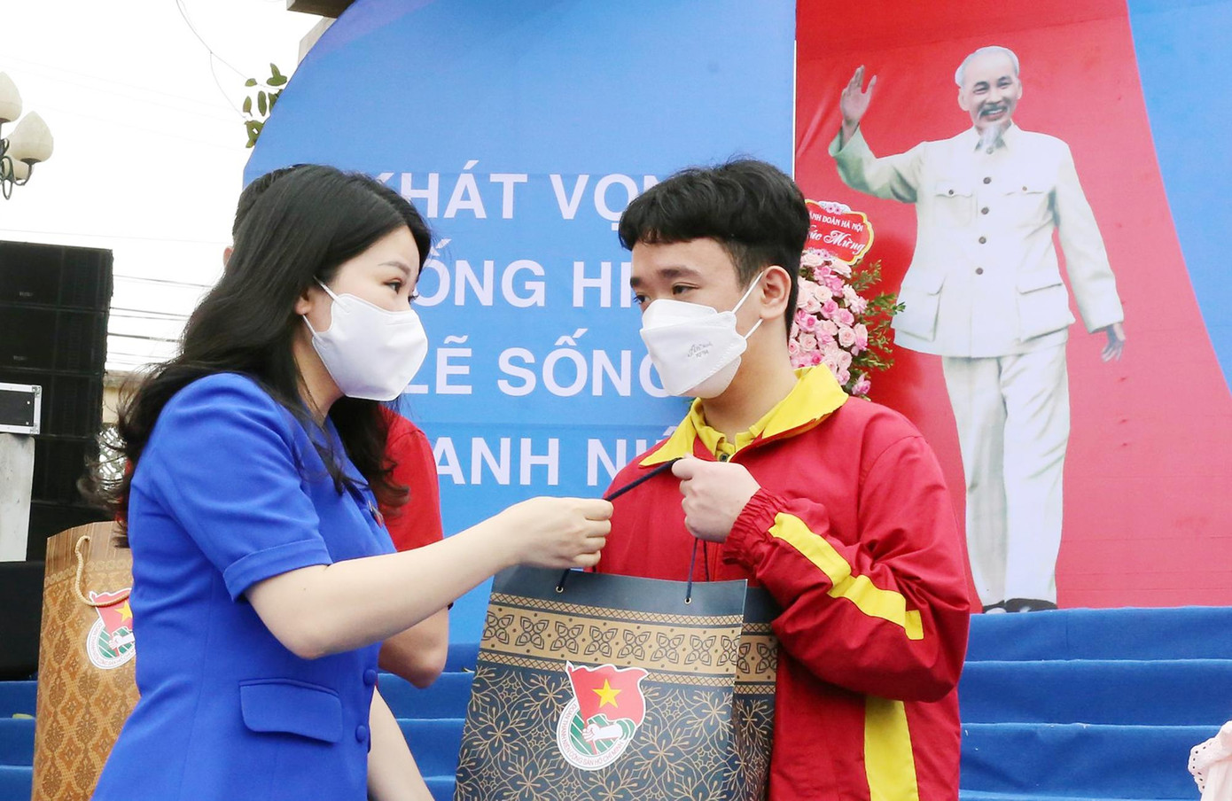 Chị Chu Hồng Minh - Bí thư Thành Đoàn Hà Nội trao quà cho học sinh học giỏi có hoàn cảnh khó khăn.