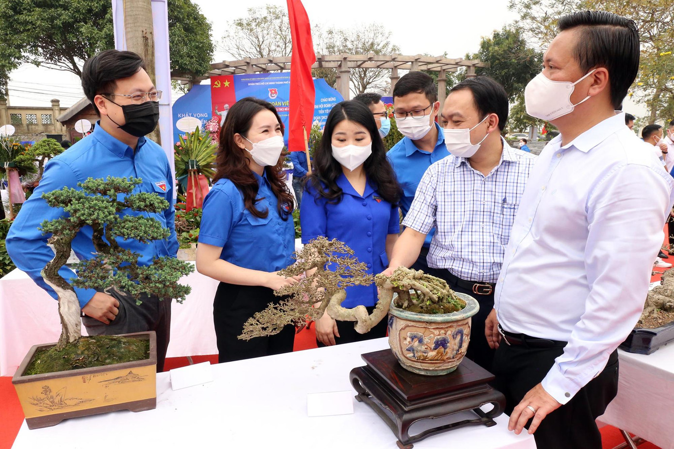 Lãnh đạo tham gia chương trình thăm mô hình thanh niên khởi nghiệp tại quê hương.