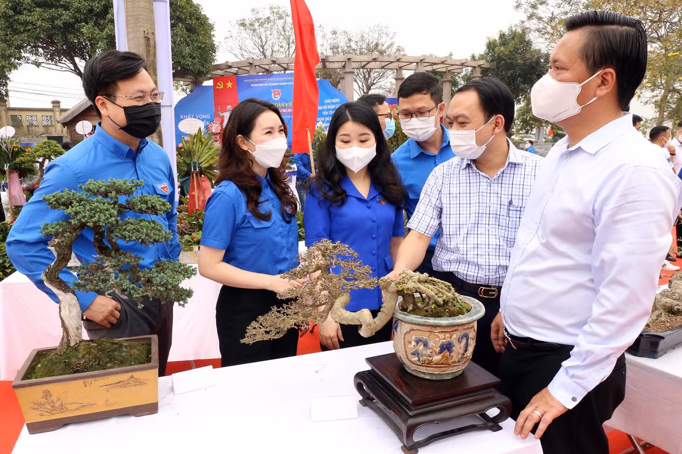 Lãnh đạo tham gia chương trình thăm mô hình thanh niên khởi nghiệp tại quê hương.