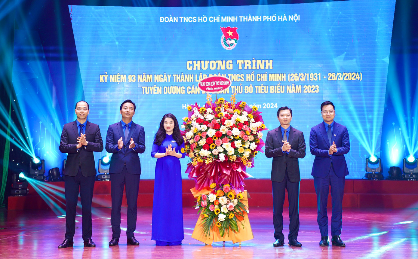 Thay mặt Ban Bí thư T.Ư Đoàn, anh Nguyễn Minh Triết - Bí thư T.Ư Đoàn, Chủ tịch T.Ư Hội Sinh viên Việt Nam tặng hoa chúc mừng Thành Đoàn Hà Nội nhân kỷ niệm 93 năm ngày thành lập Đoàn TNCS Hồ Chí Minh.