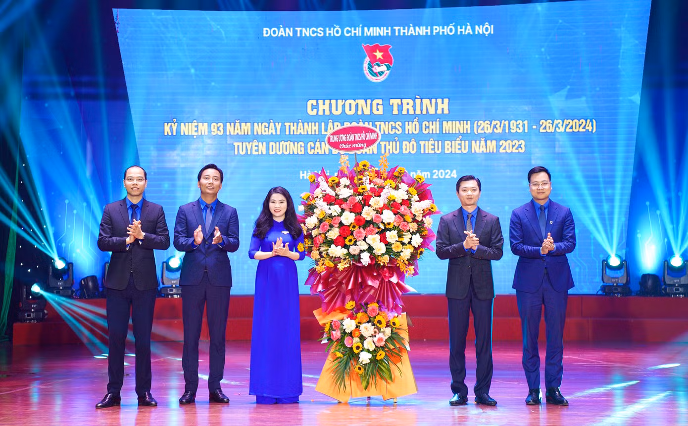 Thay mặt Ban Bí thư T.Ư Đoàn, anh Nguyễn Minh Triết - Bí thư T.Ư Đoàn, Chủ tịch T.Ư Hội Sinh viên Việt Nam tặng hoa chúc mừng Thành Đoàn Hà Nội nhân kỷ niệm 93 năm ngày thành lập Đoàn TNCS Hồ Chí Minh.