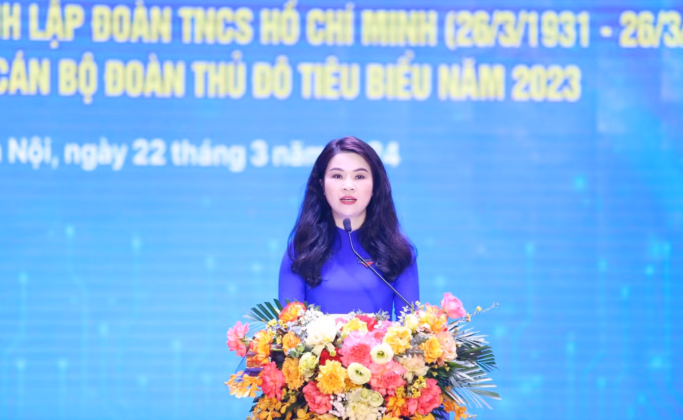 Bí thư Thành Đoàn Hà Nội Chu Hồng Minh đọc diễn văn kỷ niệm.