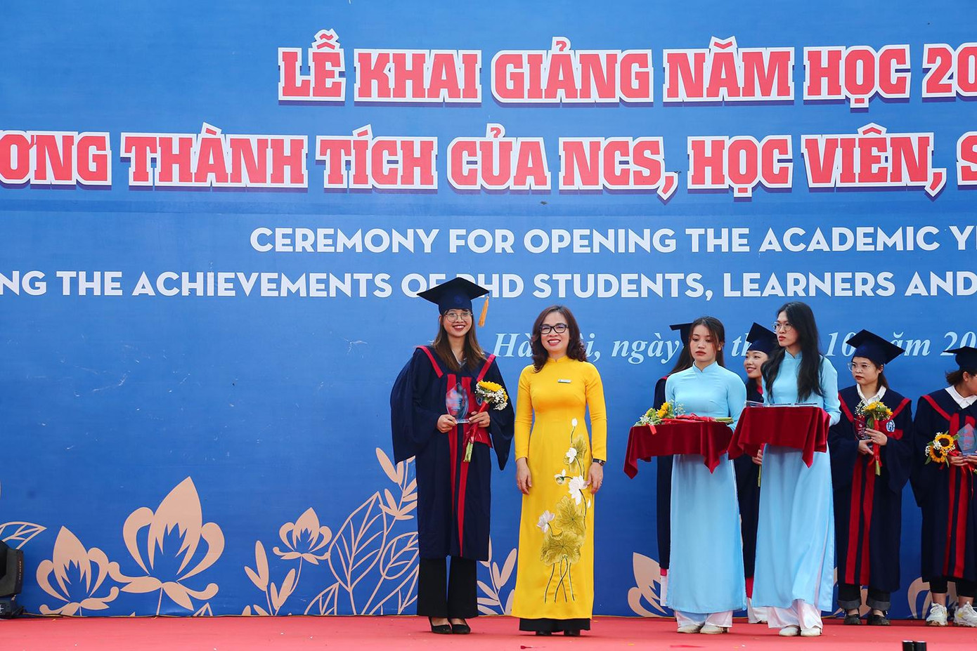 PGS. TS Nguyễn Thị Nhung – Hiệu trưởng trường ĐH Mở Hà Nội trao bảng danh vị cho các thủ khoa tốt nghiệp và thủ khoa kỳ thi tuyển sinh đại học năm 2022.