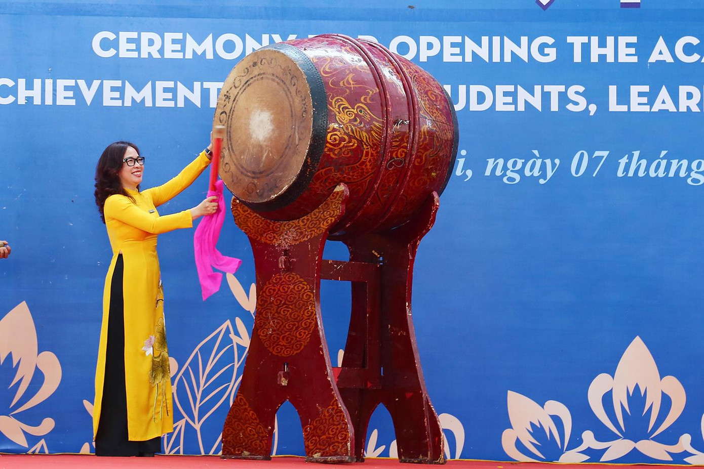 PGS. TS Nguyễn Thị Nhung, Hiệu trưởng trường ĐH Mở Hà Nội đánh trống khai giảng năm học mới.