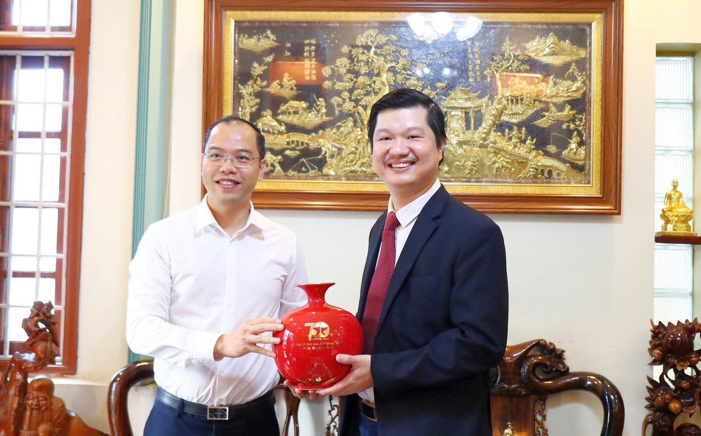 Phó Bí thư Thành Đoàn Hà Nội Nguyễn Tiến Hưng tặng quà chúc mừng ngày Nhà giáo Việt Nam tới PGS. TS Lê Hoàng Sơn. Ảnh: Xuân Tùng