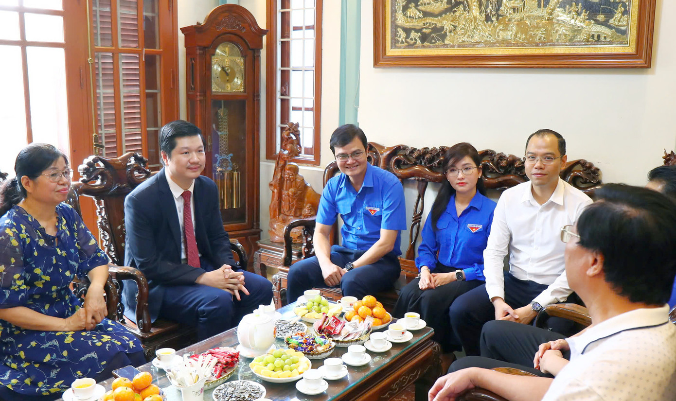 Đoàn công tác thăm hỏi, chúc mừng PGS. TS Lê Hoàng Sơn dịp ngày Nhà giáo Việt Nam (20/11). Ảnh: Xuân Tùng