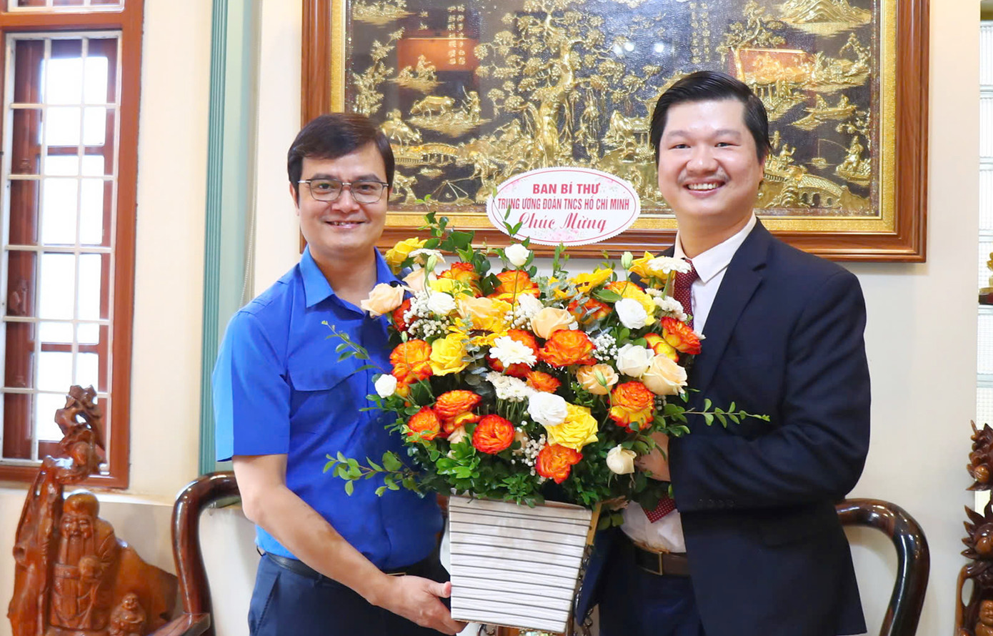 Bí thư thứ nhất T.Ư Đoàn tặng hoa chúc mừng ngày Nhà giáo Việt Nam PGS. TS Lê Hoàng Sơn. Ảnh: Xuân Tùng