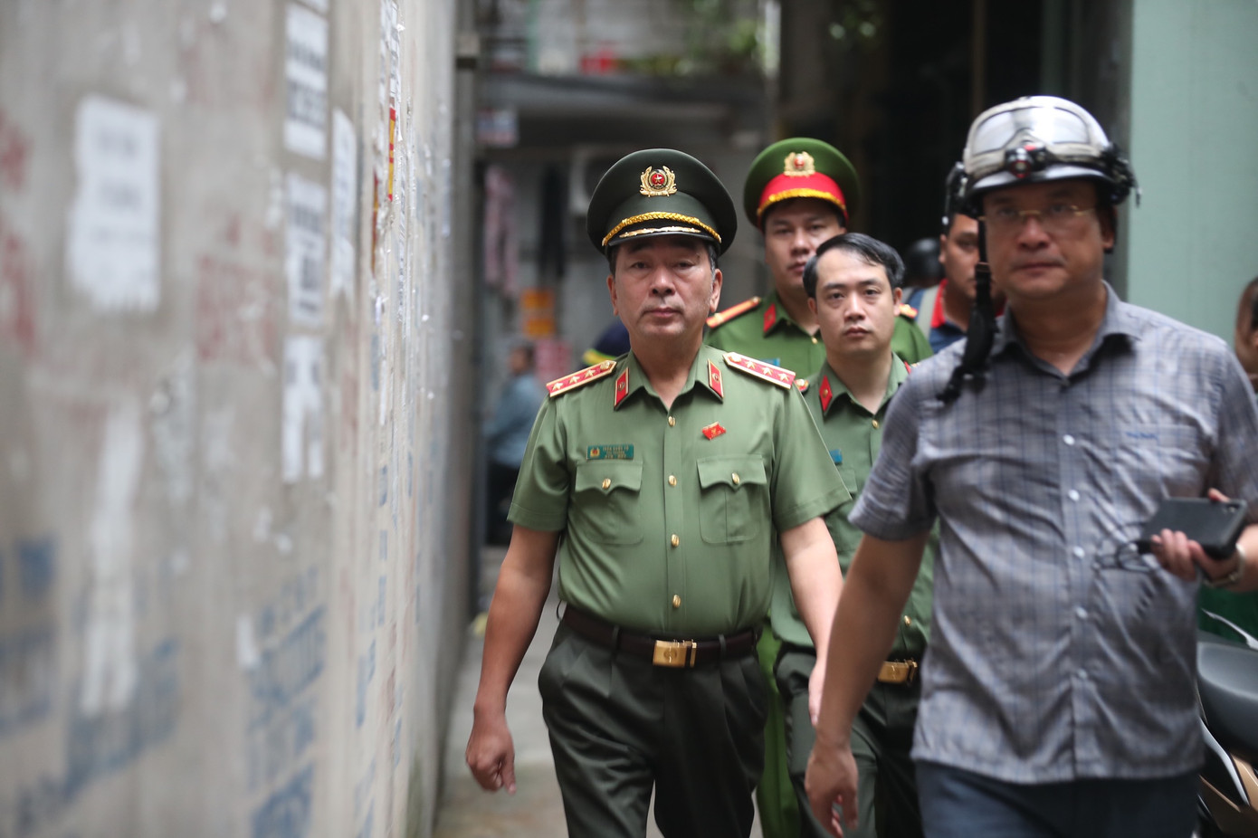 Thượng tướng Trần Quốc Tỏ - Thứ trưởng Bộ Công an cùng lãnh đạo Cục Cảnh sát PCCC&amp;CNCH, lãnh đạo Công an Thành phố và Chủ tịch UBND quận Cầu Giấy trực tiếp có mặt tại hiện trường chỉ đạo công tác chữa cháy, cứu nạn, cứu hộ.