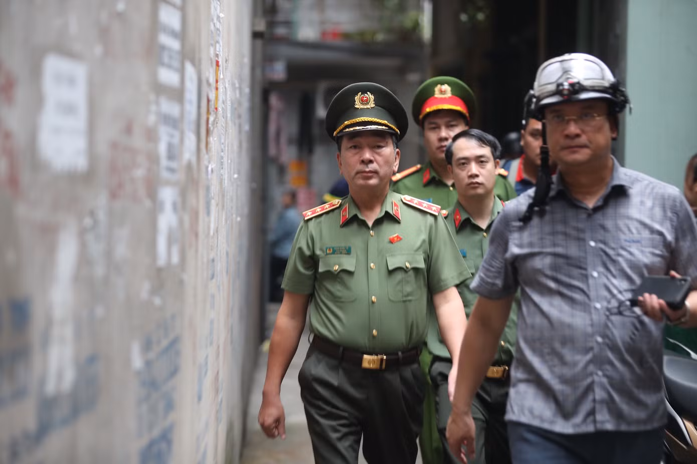 Thượng tướng Trần Quốc Tỏ - Thứ trưởng Bộ Công an cùng lãnh đạo Cục Cảnh sát PCCC&amp;CNCH, lãnh đạo Công an Thành phố và Chủ tịch UBND quận Cầu Giấy trực tiếp có mặt tại hiện trường chỉ đạo công tác chữa cháy, cứu nạn, cứu hộ.