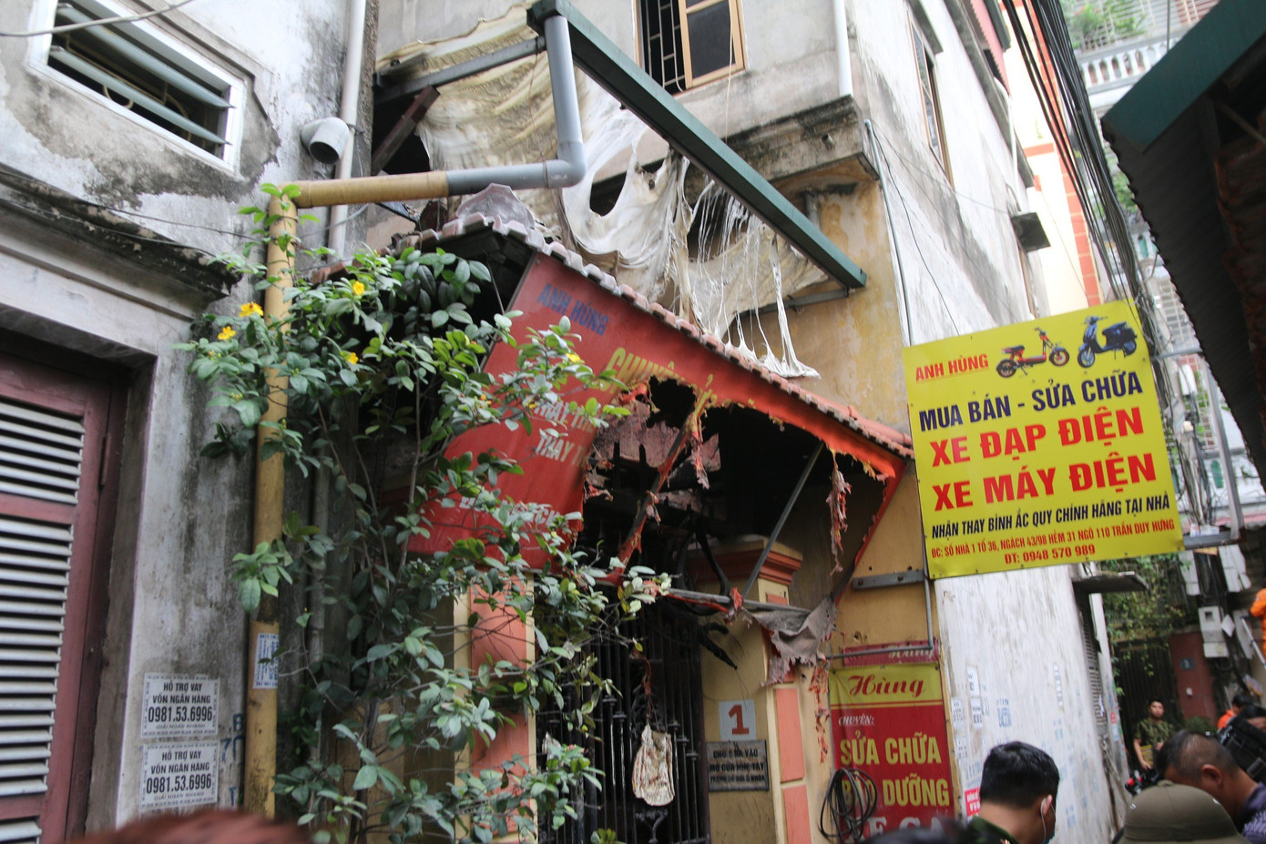 Ngôi nhà bị cháy nằm sâu trong con ngõ nhỏ, cách mặt phố Trung Kính khoảng hơn 200m.