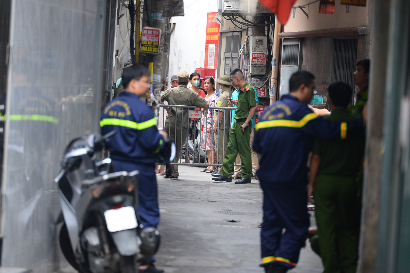 Các con đường dẫn vào hiện trường đã được cảnh sát phong toả.