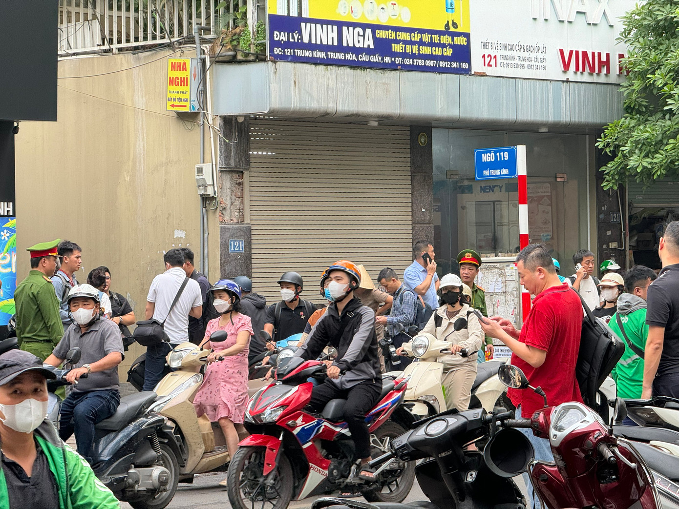 Được biết, ngôi nhà xảy ra cháy là nhà ở gia đình và cho thuê để ở nằm trong ngõ nhỏ cách mặt phố Trung Kính khoảng 200 m; ngõ 43/98/31, phố Trung Kính. Ngôi nhà được xây dựng với diện tích khoảng 150 m2 trên tổng diện tích khu đất xây dựng là 205 m2, phần diện tích còn lại khoảng 55 m2 là sân trống bố trí để xe máy, xe đạp, xe đạp điện; ngôi nhà đã được trang bị bình chữa cháy được bố trí tại sân và hành lang các tầng nhà.