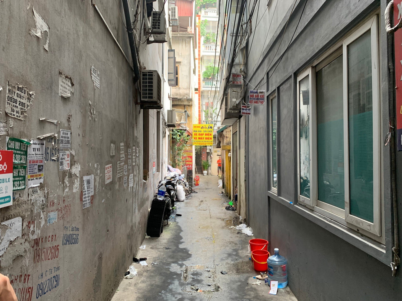 Hiện Giám đốc Công an TP. Hà Nội đang chỉ đạo các đơn vị liên quan, Công an quận Cầu Giấy phối hợp các Cục nghiệp vụ Bộ Công an khẩn trương điều tra, xác minh, làm rõ nguyên nhân vụ cháy để giải quyết, xử lý nghiêm theo quy định của pháp luật.