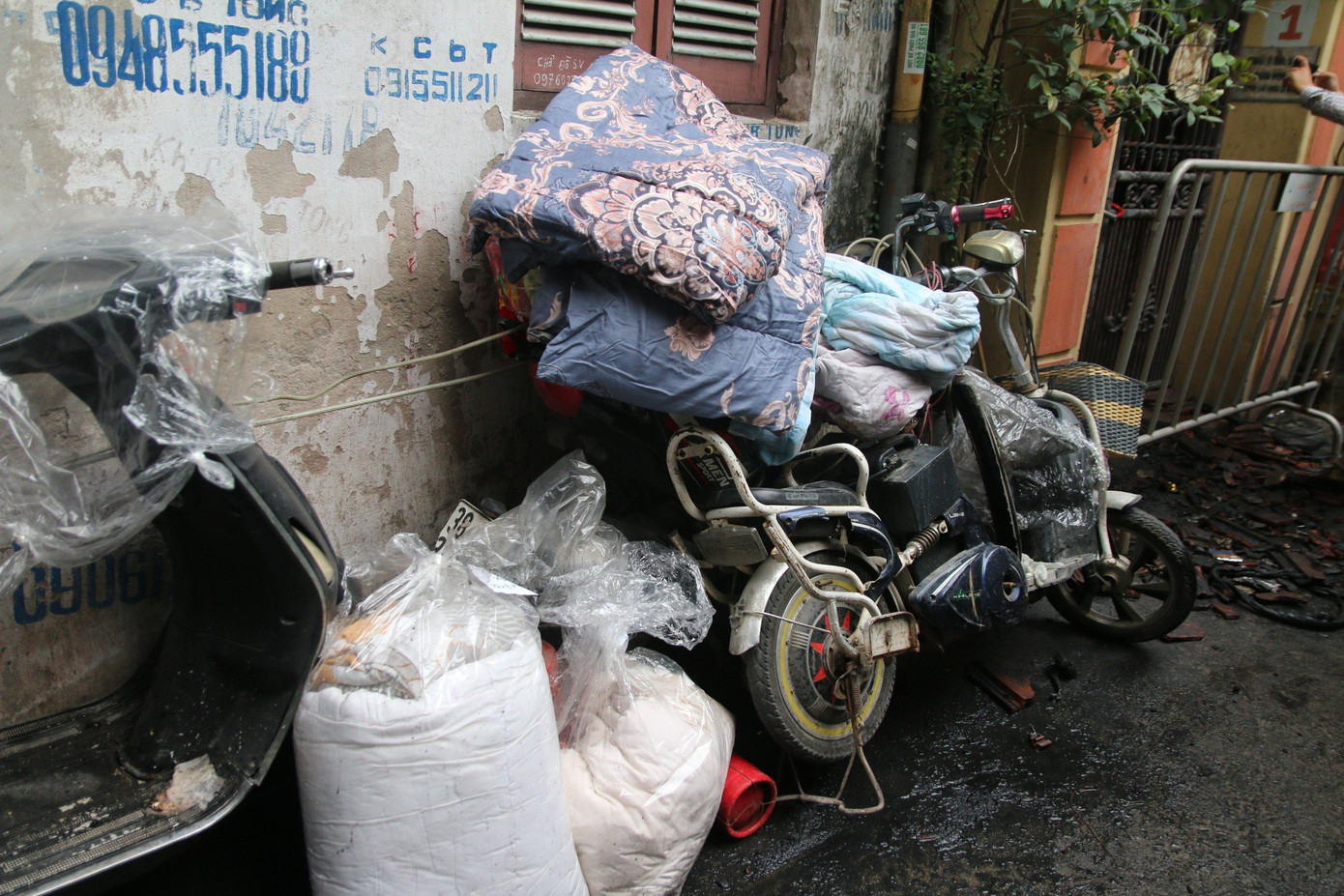 Các lực lượng đã tổ chức phá khóa cổng chính, phá ô cửa sổ tiếp cận vào bên trong ngôi nhà và cứu được 7 người mắc kẹt, trong đó có 3 người bị thương được đưa đi cấp cứu tại bệnh viện. Đến 1h26&apos;, đám cháy được dập tắt hoàn toàn. Qua tìm kiếm, sơ bộ các lực lượng phát hiện 14 người tử vong.