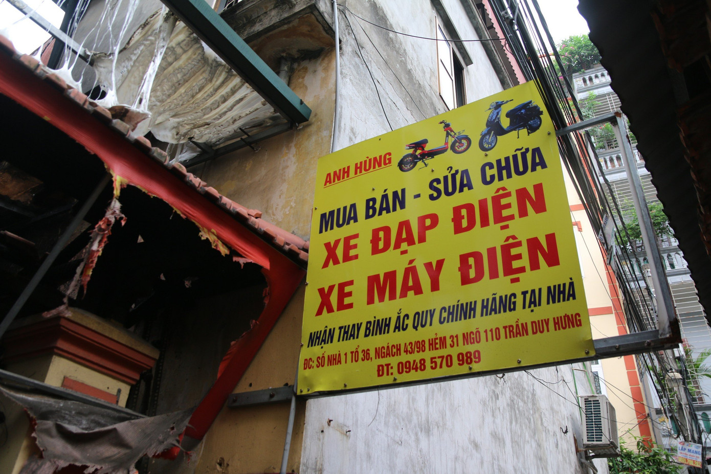 Ngôi nhà bị cháy nằm sâu trong con ngõ nhỏ, cách mặt phố Trung Kính khoảng hơn 200m.