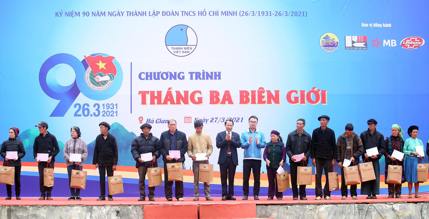 Tại chương trình, Ban Tổ chức đã trao tặng 20 suất quà cho bà con huyện Mèo Vạc.