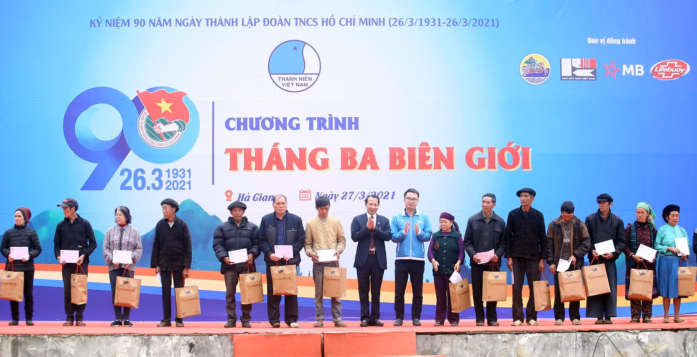 Tại chương trình, Ban Tổ chức đã trao tặng 20 suất quà cho bà con huyện Mèo Vạc. Tại chương trình, Ban Tổ chức đã trao tặng 20 suất quà cho bà con huyện Mèo Vạc.