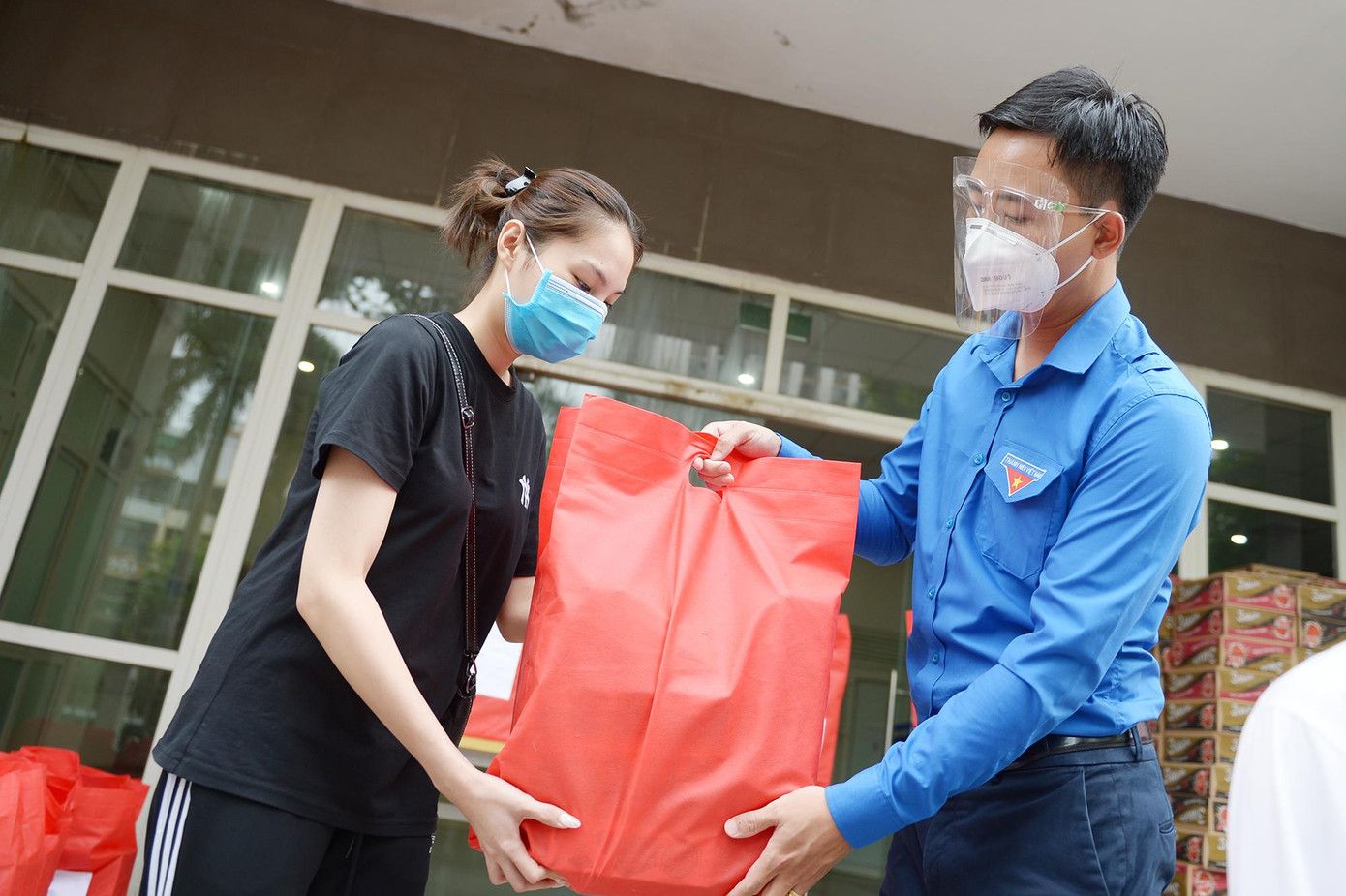 Anh Nguyễn Đức Tiến - Phó Bí thư thường trực Thành Đoàn, Chủ tịch Hội LHTN TP. Hà Nội tặng quà cho sinh viên.