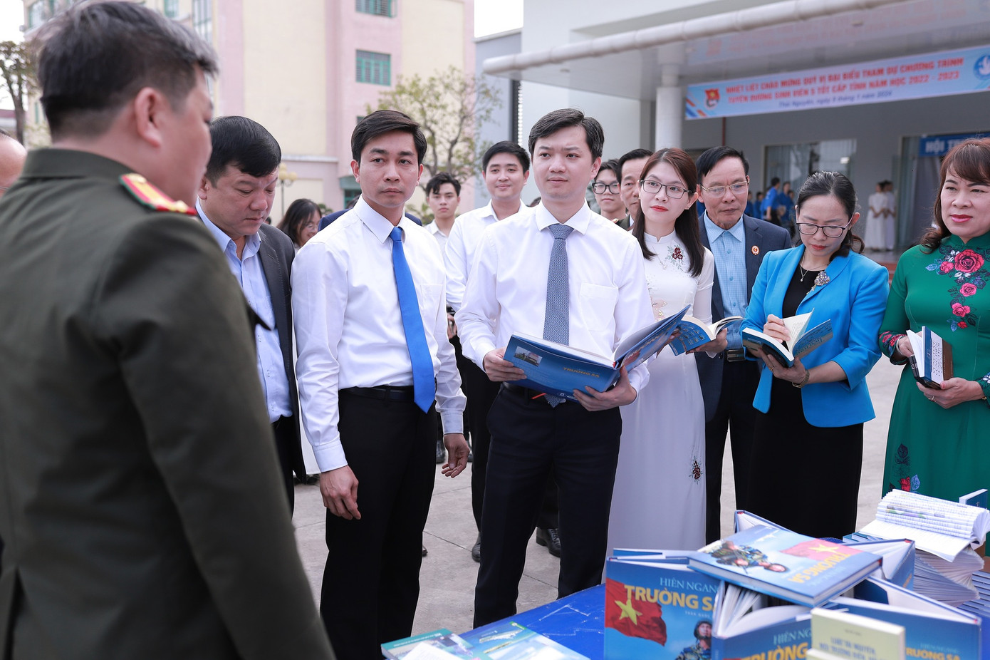 Các đại biểu tham quan triển lãm tại chương trình.