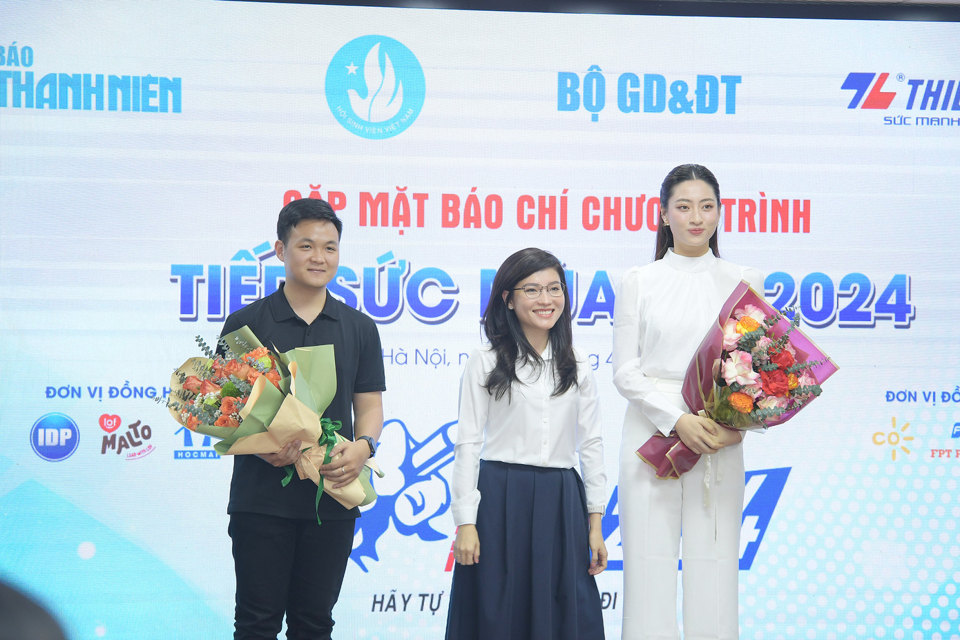 Chị Hồ Hồng Nguyên - Phó Chủ tịch thường trực T.Ư Hội Sinh viên Việt Nam tặng hoa các đại sứ tham gia chương trình. Ảnh: DƯƠNG TRIỀU Chị Hồ Hồng Nguyên - Phó Chủ tịch thường trực T.Ư Hội Sinh viên Việt Nam tặng hoa các đại sứ tham gia chương trình. Ảnh: DƯƠNG TRIỀU
