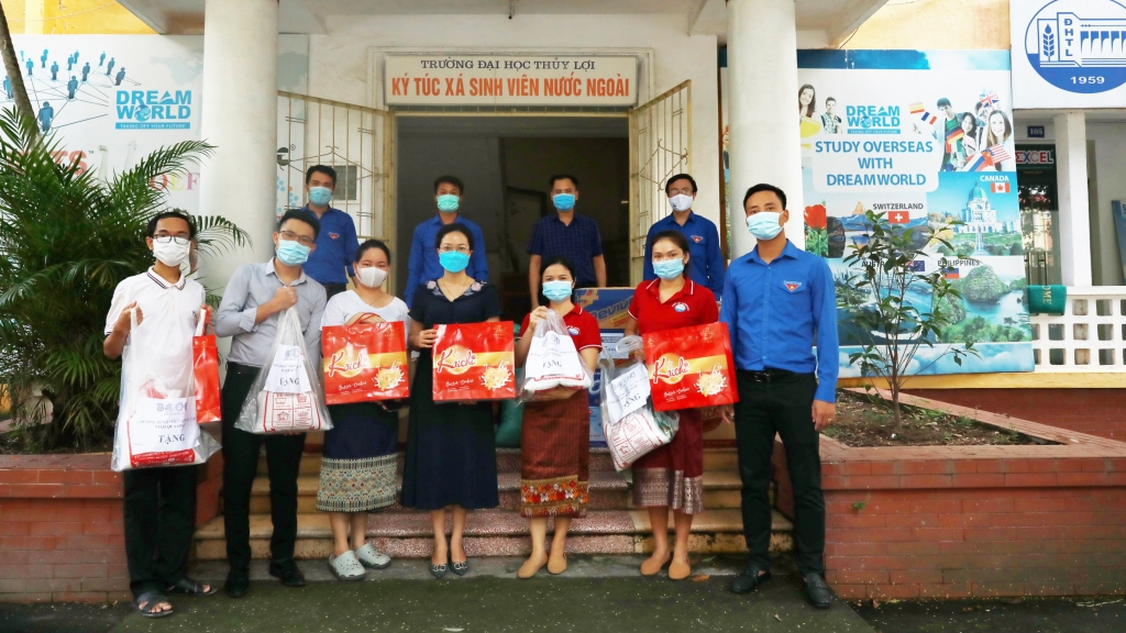 Hà Nội: Sinh viên 11 trường đại học, học viện, cao đẳng nhận quà “Vượt qua Covid”