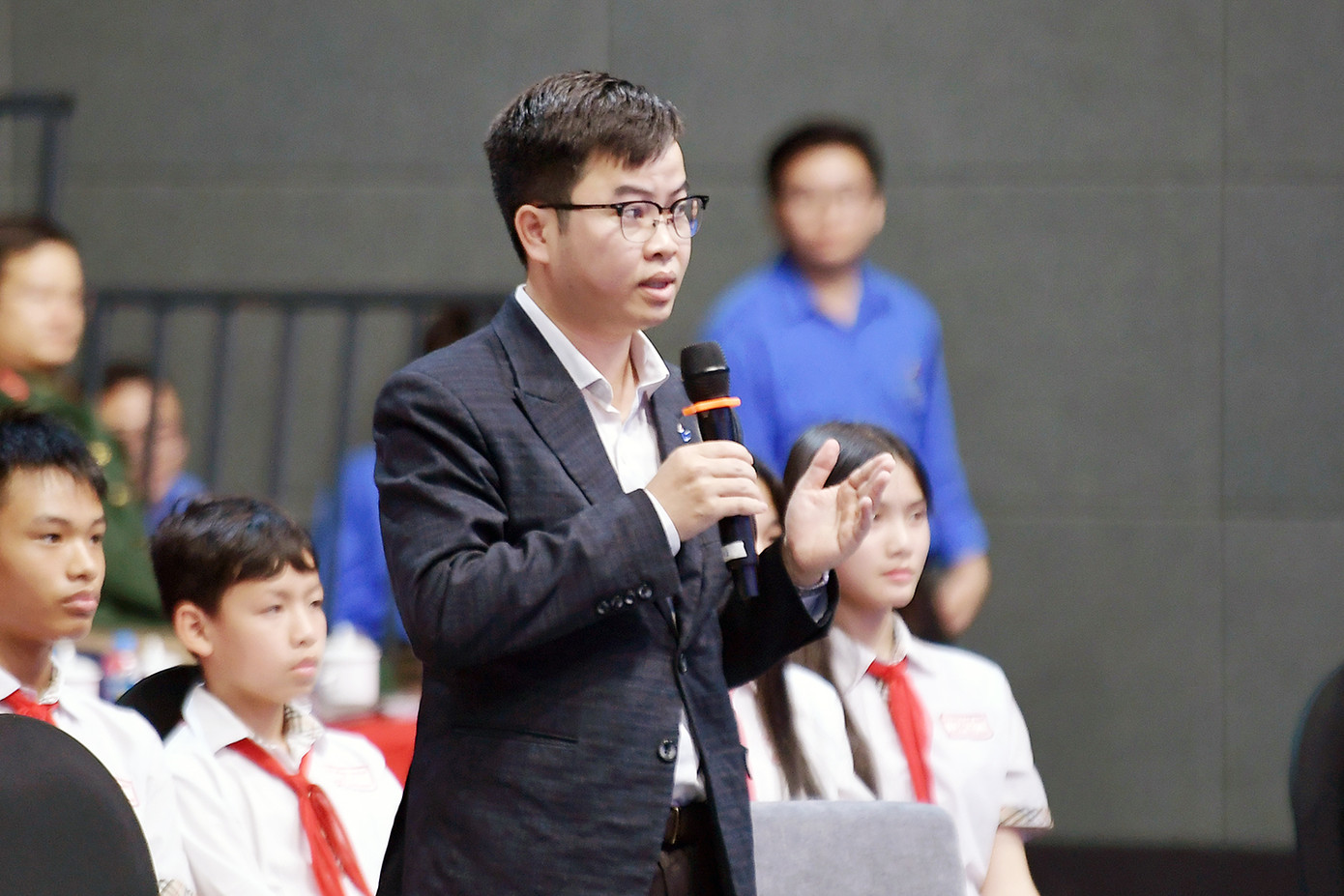 Các đại biểu đặt câu hỏi tại chương trình.