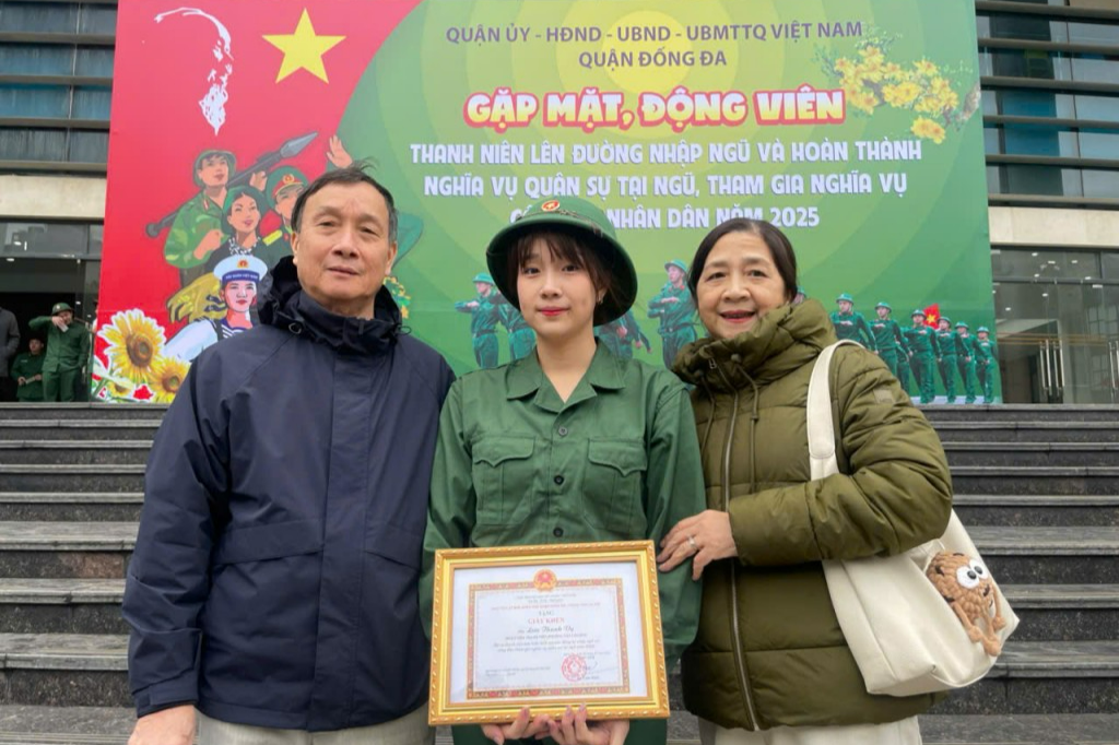 Gia đình tân binh Lưu Thanh Vy tại buổi gặp mặt thanh niên quận Đống Đa (TP. Hà Nội) lên đường nhập ngũ năm 2025.