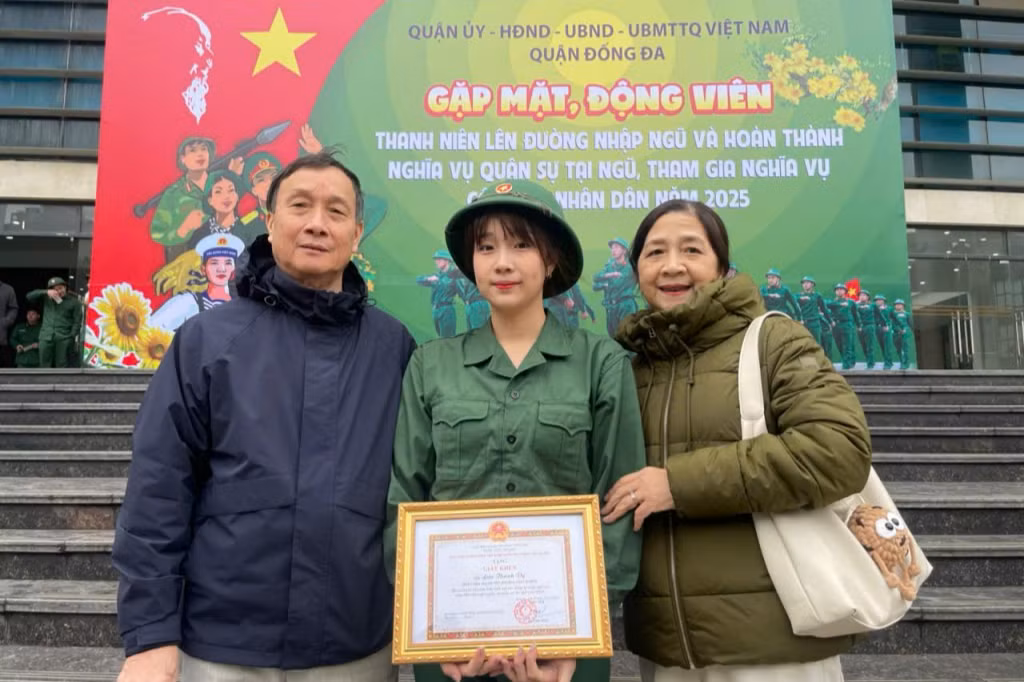 Gia đình tân binh Lưu Thanh Vy tại buổi gặp mặt thanh niên quận Đống Đa (TP. Hà Nội) lên đường nhập ngũ năm 2025. Gia đình tân binh Lưu Thanh Vy tại buổi gặp mặt thanh niên quận Đống Đa (TP. Hà Nội) lên đường nhập ngũ năm 2025.