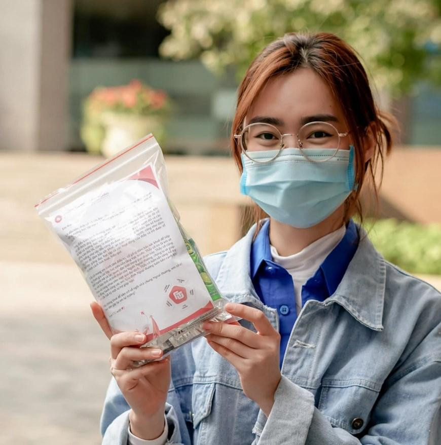 Trần Thị Hồng Minh (trường ĐH Ngoại thương) nhận phần quà an sinh xã hội. Trần Thị Hồng Minh (trường ĐH Ngoại thương) nhận phần quà an sinh xã hội.