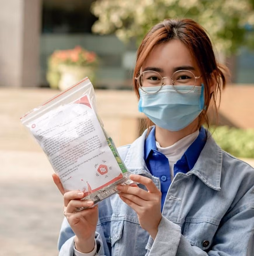 Trần Thị Hồng Minh (trường ĐH Ngoại thương) nhận phần quà an sinh xã hội. Trần Thị Hồng Minh (trường ĐH Ngoại thương) nhận phần quà an sinh xã hội.