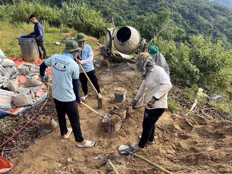 Hoạt động làm đường bê tông trên địa bàn huyện Nam Trà My (tỉnh Quảng Nam).