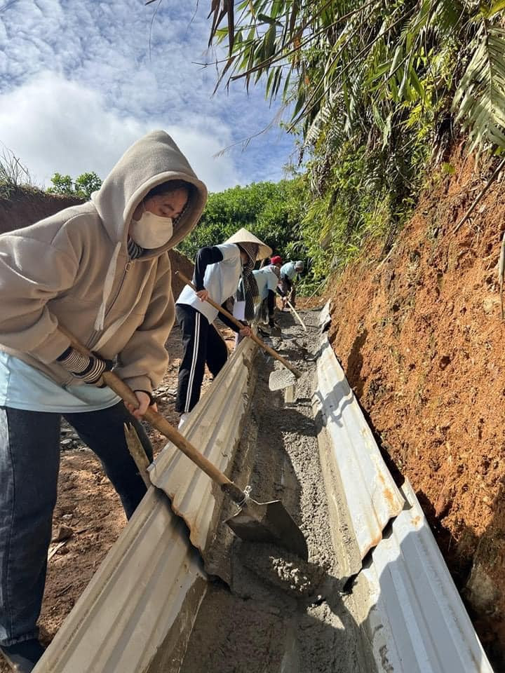 Hoạt động làm đường bê tông trên địa bàn huyện Nam Trà My (tỉnh Quảng Nam).