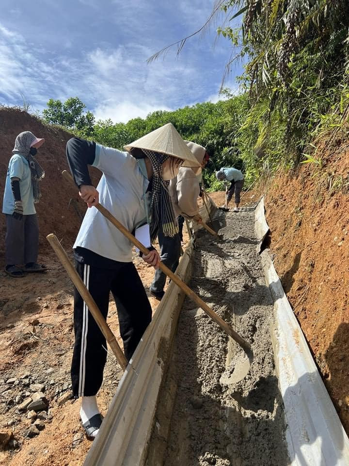 Hoạt động làm đường bê tông trên địa bàn huyện Nam Trà My (tỉnh Quảng Nam).