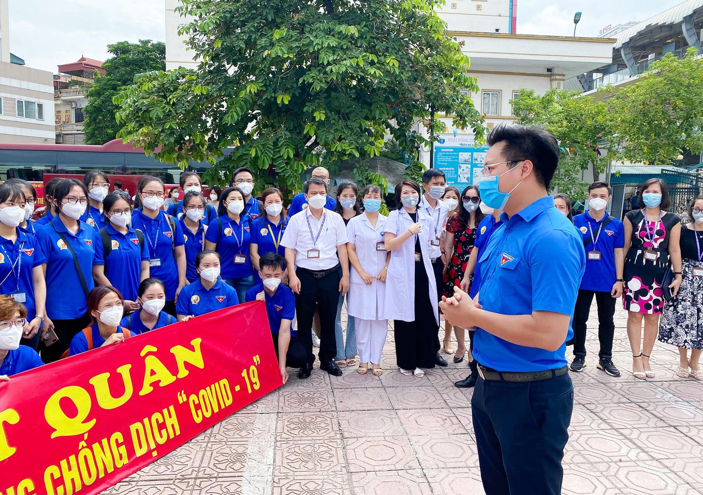 Anh Trần Quang Hưng, Phó Bí thư Thành Đoàn, Chủ tịch Hội Sinh viên TP. Hà Nội chia sẻ với đoàn sinh viên tình nguyện trước giờ lên đường.