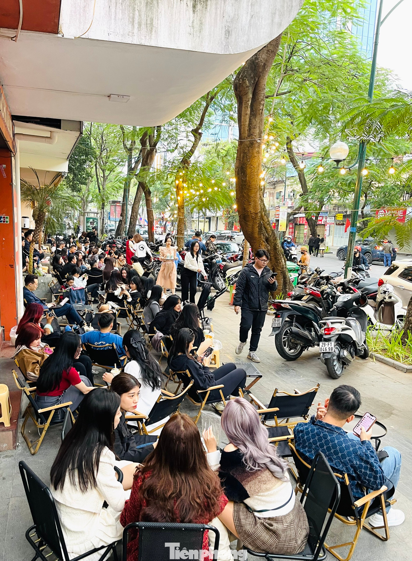 Một quán cà phê trên phố Lý Thường Kiệt khách hàng ngồi kín cả vỉa hè, không còn chỗ trống.