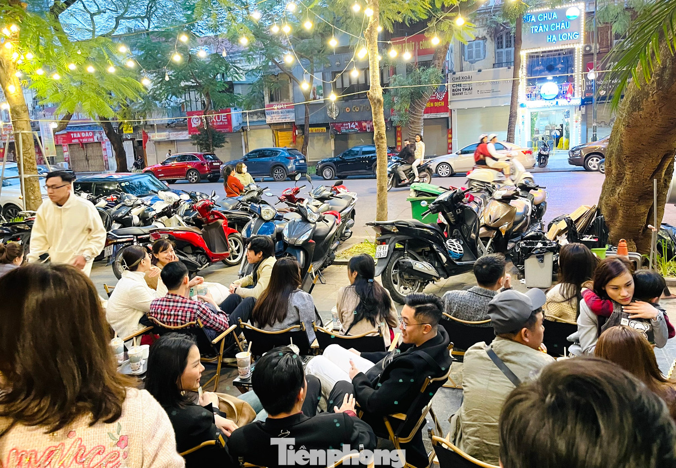 Các quán cà phê mở hầu hết là các chuỗi cửa hàng có thương hiệu như Highlands Coffee, Phúc Long, Phê La... Do đồ uống ở các chuỗi cửa hàng này đã niêm yết nên ngày Tết cũng không tăng giá.
