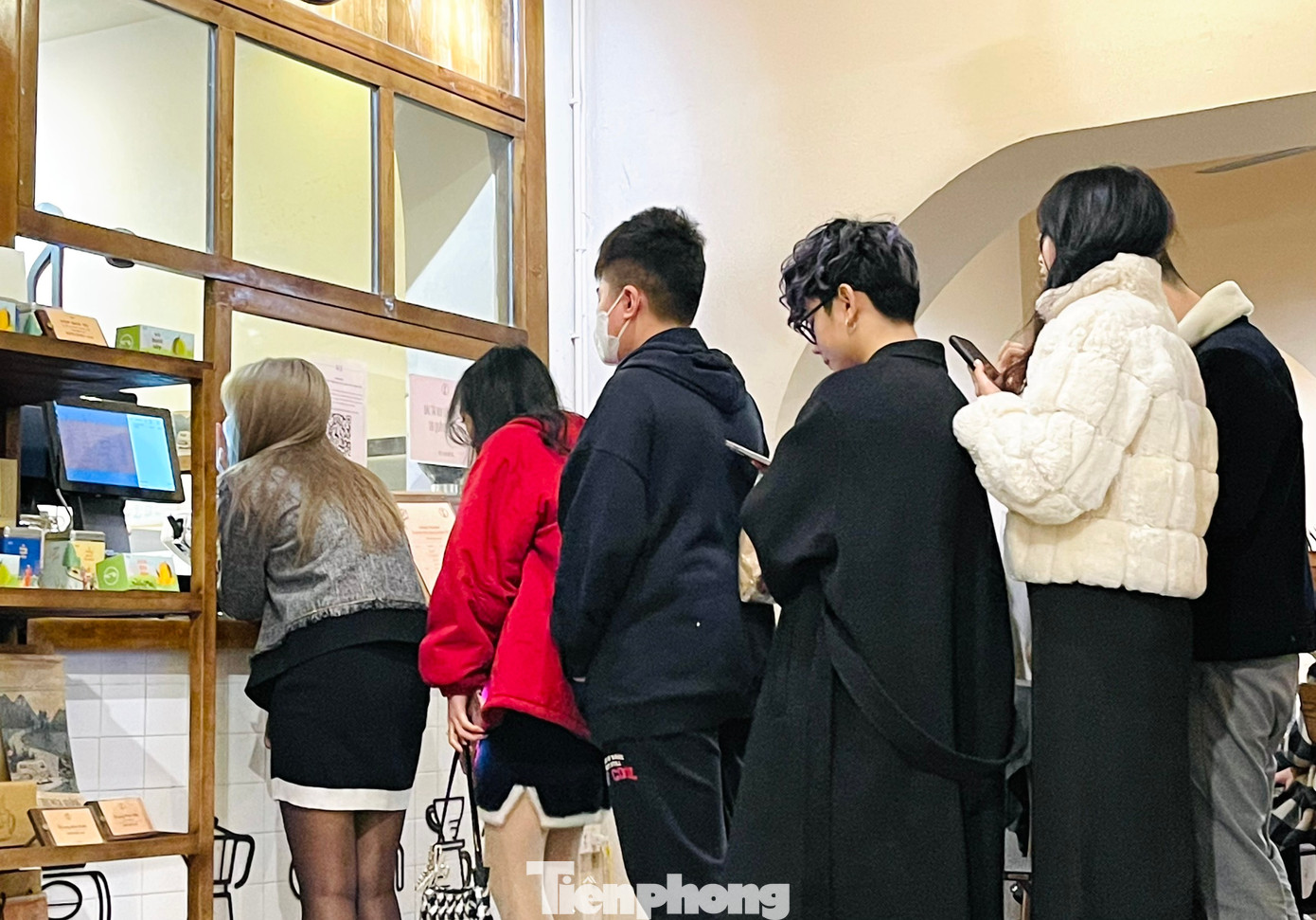 Nhiều quán cà phê, khách hàng phải chờ đợi khá lâu mới đến lượt gọi đồ.