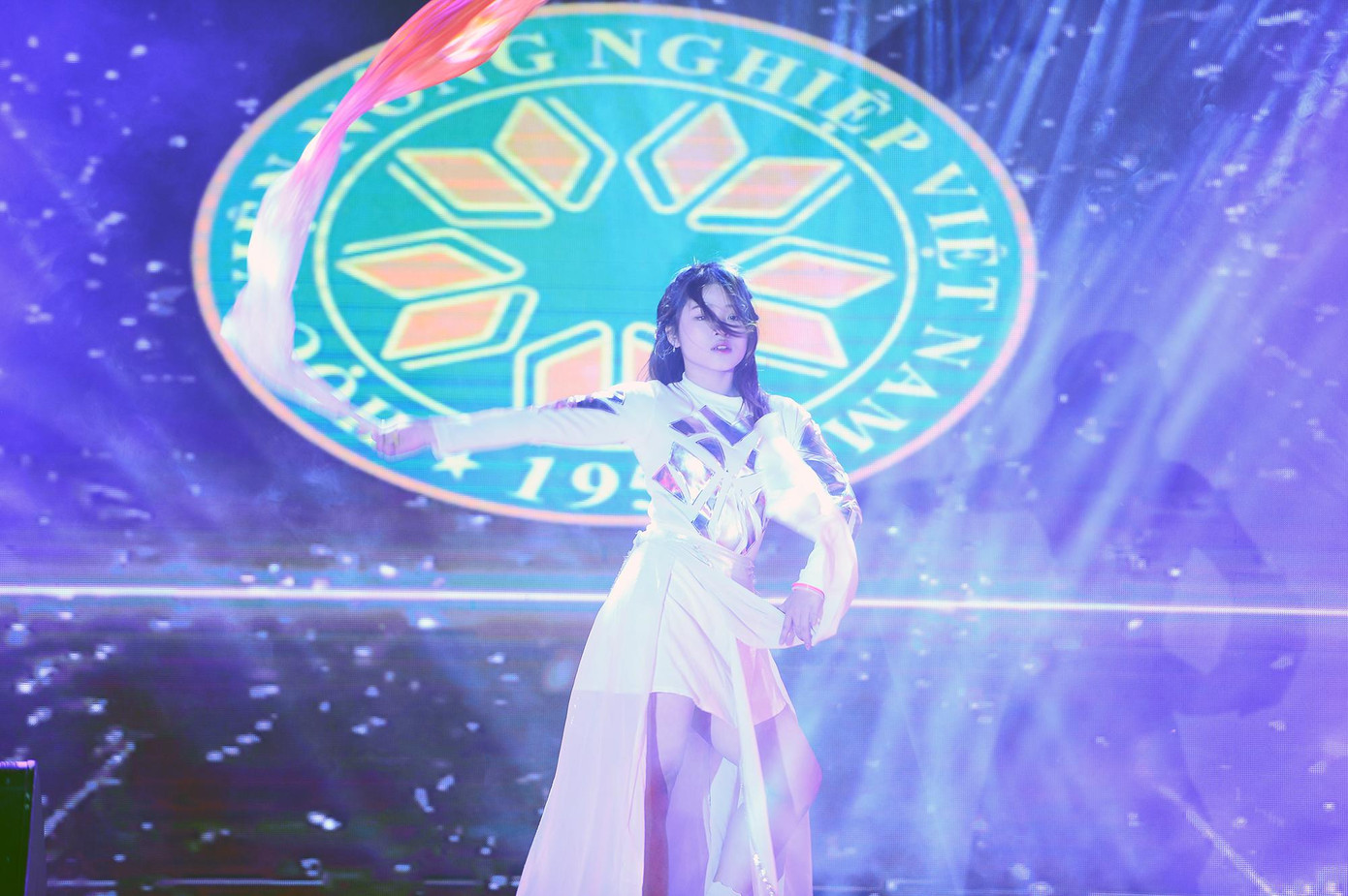 Những tiết mục văn nghệ công phu đến từ các liên chi hội và câu lạc bộ trực thuộc Hội Sinh viên Học viện Nông nghiệp Việt Nam.