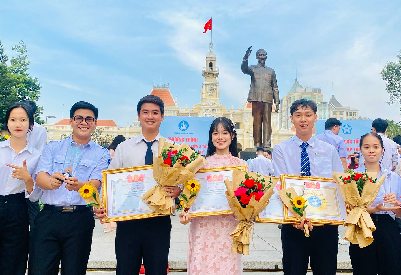 Hoàng Đa nhận danh hiệu 'Sinh viên 5 tốt' cấp Thành phố. Hoàng Đa nhận danh hiệu 'Sinh viên 5 tốt' cấp Thành phố.