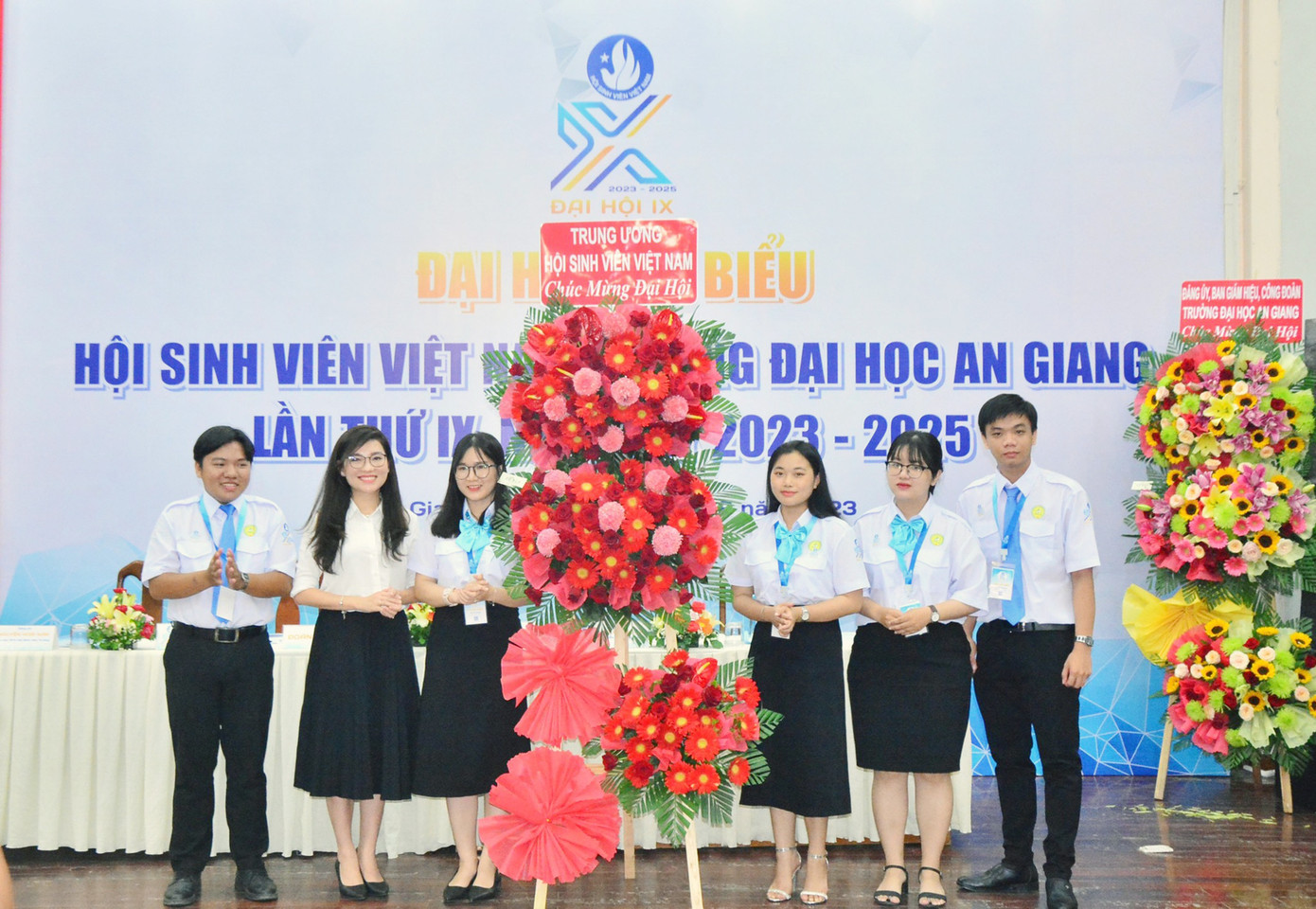 Thay mặt T.Ư Hội Sinh viên Việt Nam, chị Hồ Hồng Nguyên tặng lẵng hoa chúc mừng Đại hội.