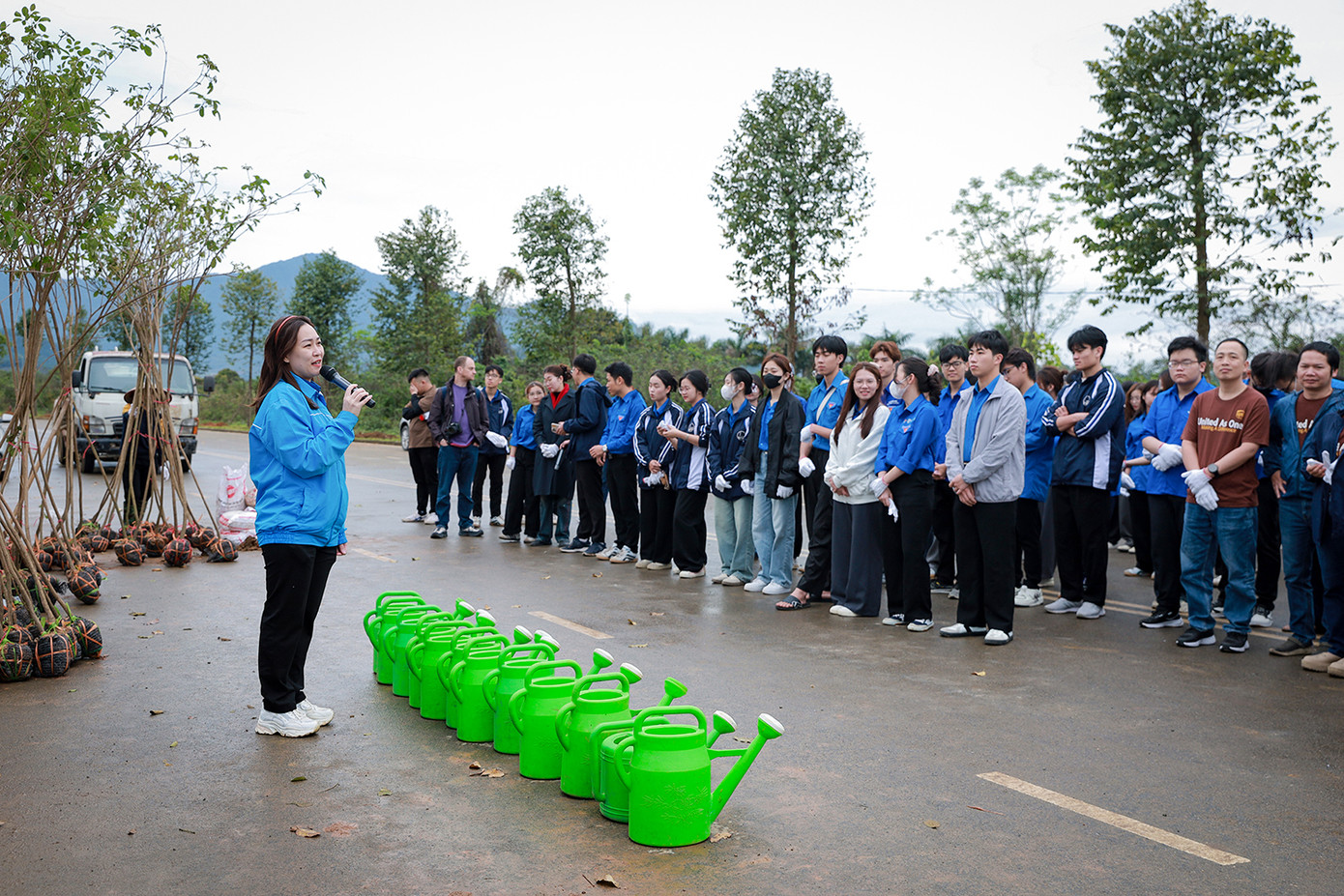 Chị Hứa Thanh Hoa - Bí thư Đoàn Thanh niên ĐHQG Hà Nội phát biểu tại chương trình. Chị Hứa Thanh Hoa - Bí thư Đoàn Thanh niên ĐHQG Hà Nội phát biểu tại chương trình.