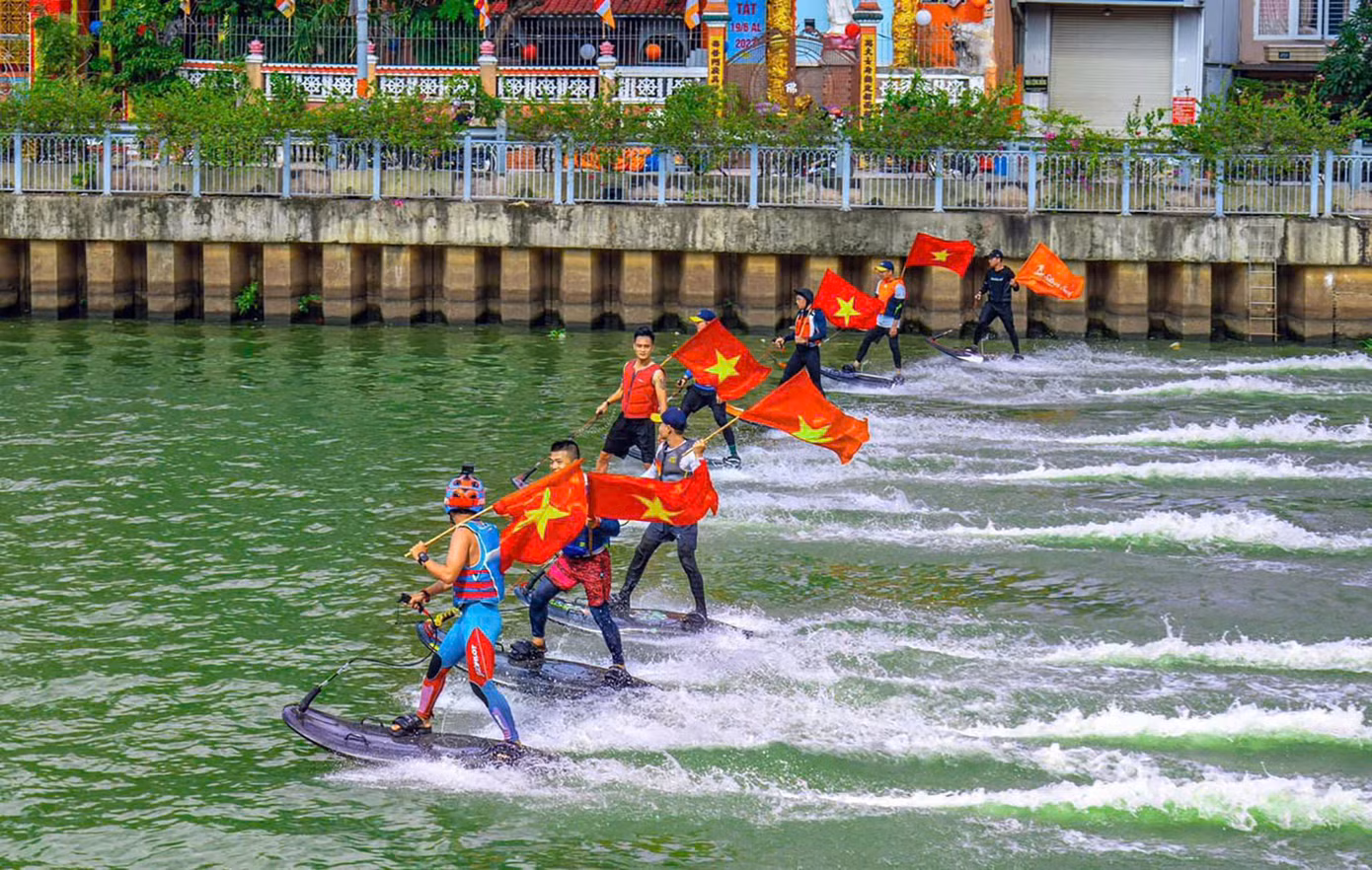 Cộng đồng chơi môn thể thao mạo hiểm này rất đa dạng. Cộng đồng chơi môn thể thao mạo hiểm này rất đa dạng.