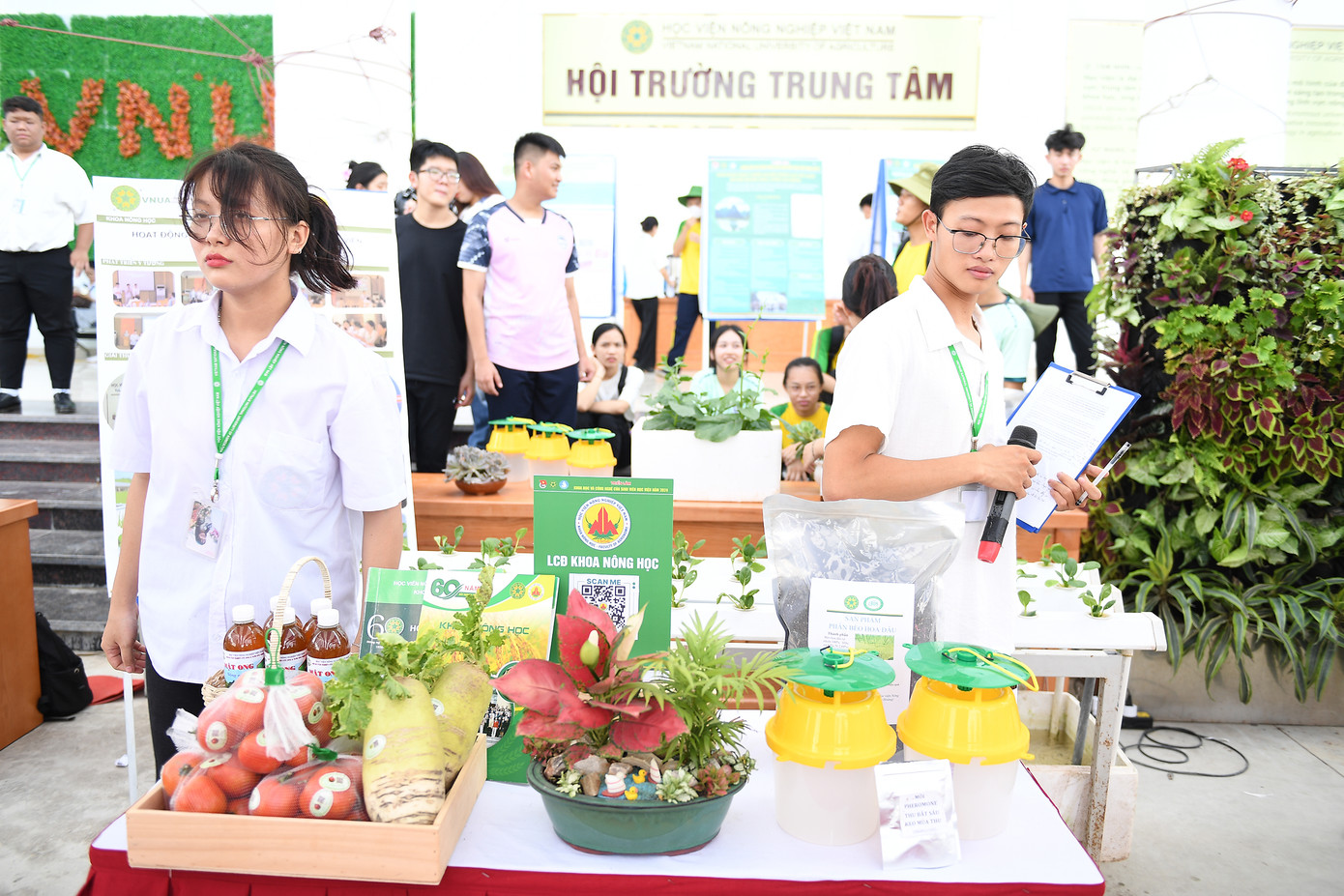 Các sản phẩm khoa học công nghệ của sinh viên được trưng bày tại triển lãm. Các sản phẩm khoa học công nghệ của sinh viên được trưng bày tại triển lãm.