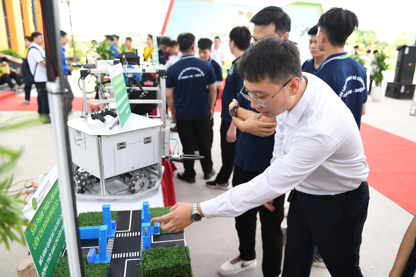 Các sản phẩm khoa học công nghệ của sinh viên được trưng bày tại triển lãm. Các sản phẩm khoa học công nghệ của sinh viên được trưng bày tại triển lãm.