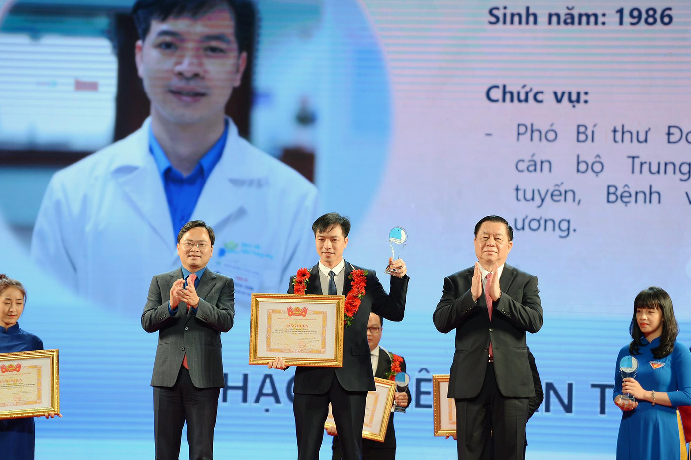 Đồng chí Nguyễn Trọng Nghĩa, Bí thư T.Ư Đảng, Trưởng Ban Tuyên giáo T.Ư và anh Nguyễn Anh Tuấn, Ủy viên T.Ư Đảng, Bí thư thứ nhất T.Ư Đoàn trao danh hiệu “Thầy thuốc trẻ Việt Nam tiêu biểu” năm 2021 tặng các y, bác sĩ trẻ xuất sắc.