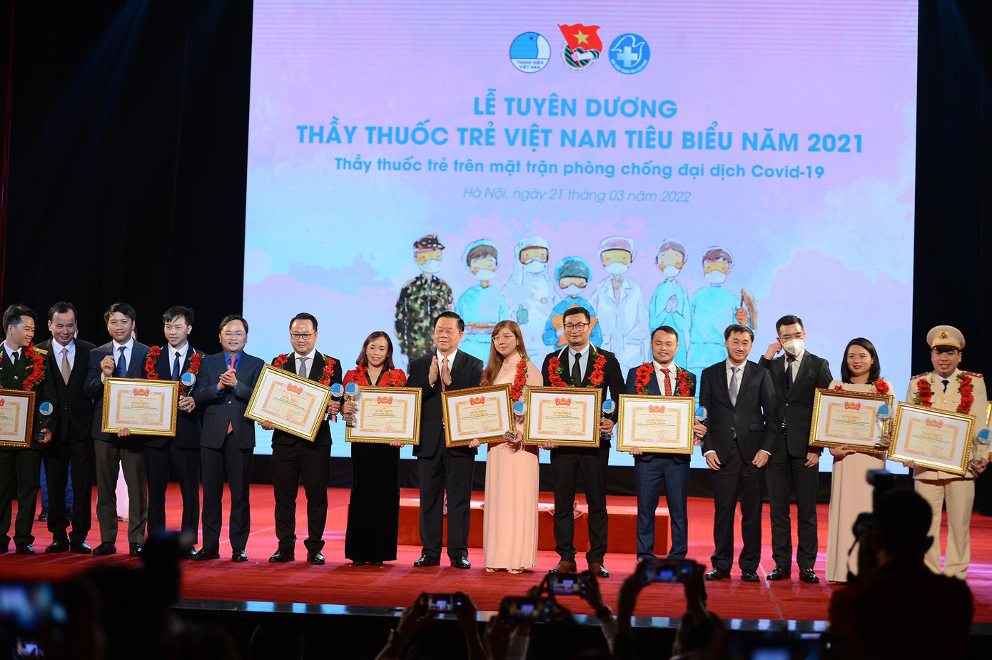 Các đồng chí Lãnh đạo Đảng, Nhà nước, ban, ngành, đoàn thể vinh danh những “Thầy thuốc trẻ Việt Nam tiêu biểu năm 2021".