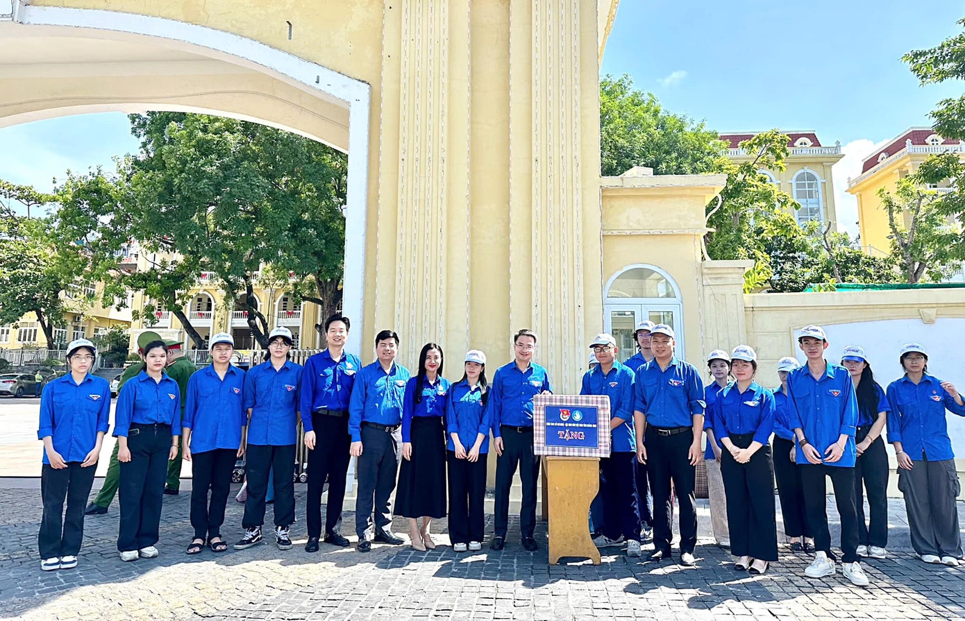 Anh Nguyễn Tường Lâm – Bí thư T.Ư Đoàn, Chủ tịch T.Ư Hội LHTN Việt Nam thăm, động viên đội hình tình nguyện ‘Tiếp sức mùa thi’ tại trường THPT Hòn Gai (TP. Hạ Long, tỉnh Quảng Ninh). Anh Nguyễn Tường Lâm – Bí thư T.Ư Đoàn, Chủ tịch T.Ư Hội LHTN Việt Nam thăm, động viên đội hình tình nguyện ‘Tiếp sức mùa thi’ tại trường THPT Hòn Gai (TP. Hạ Long, tỉnh Quảng Ninh).