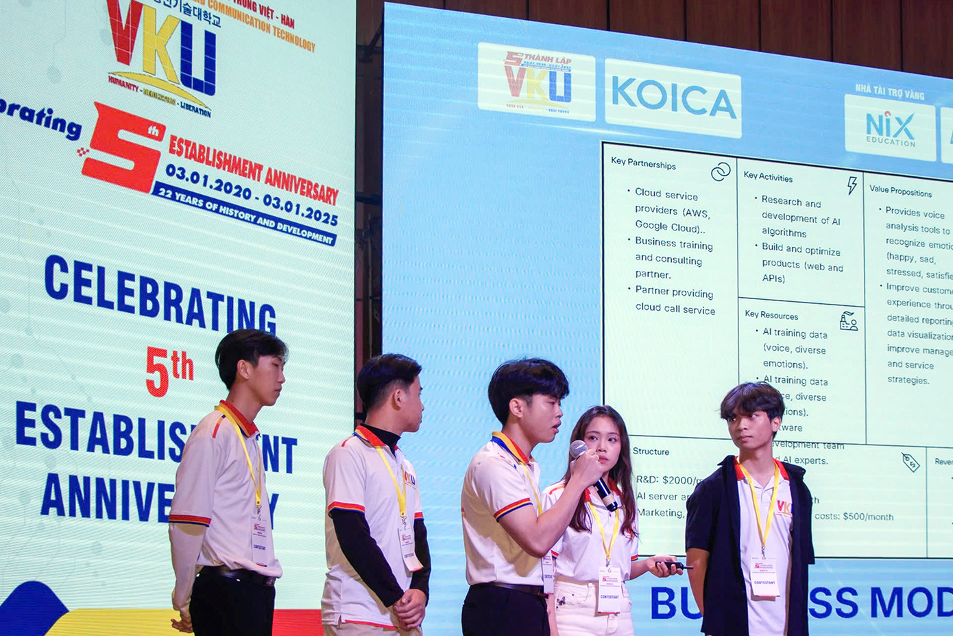 Các đội trình bày phần thi của mình.