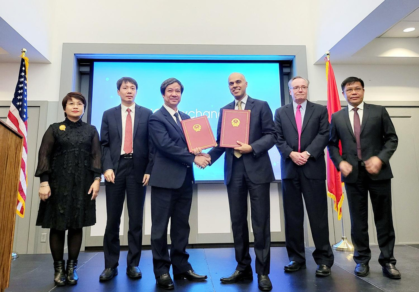 Bộ trưởng Nguyễn Kim Sơn và đại diện ETC trao thỏa thuận hợp tác.